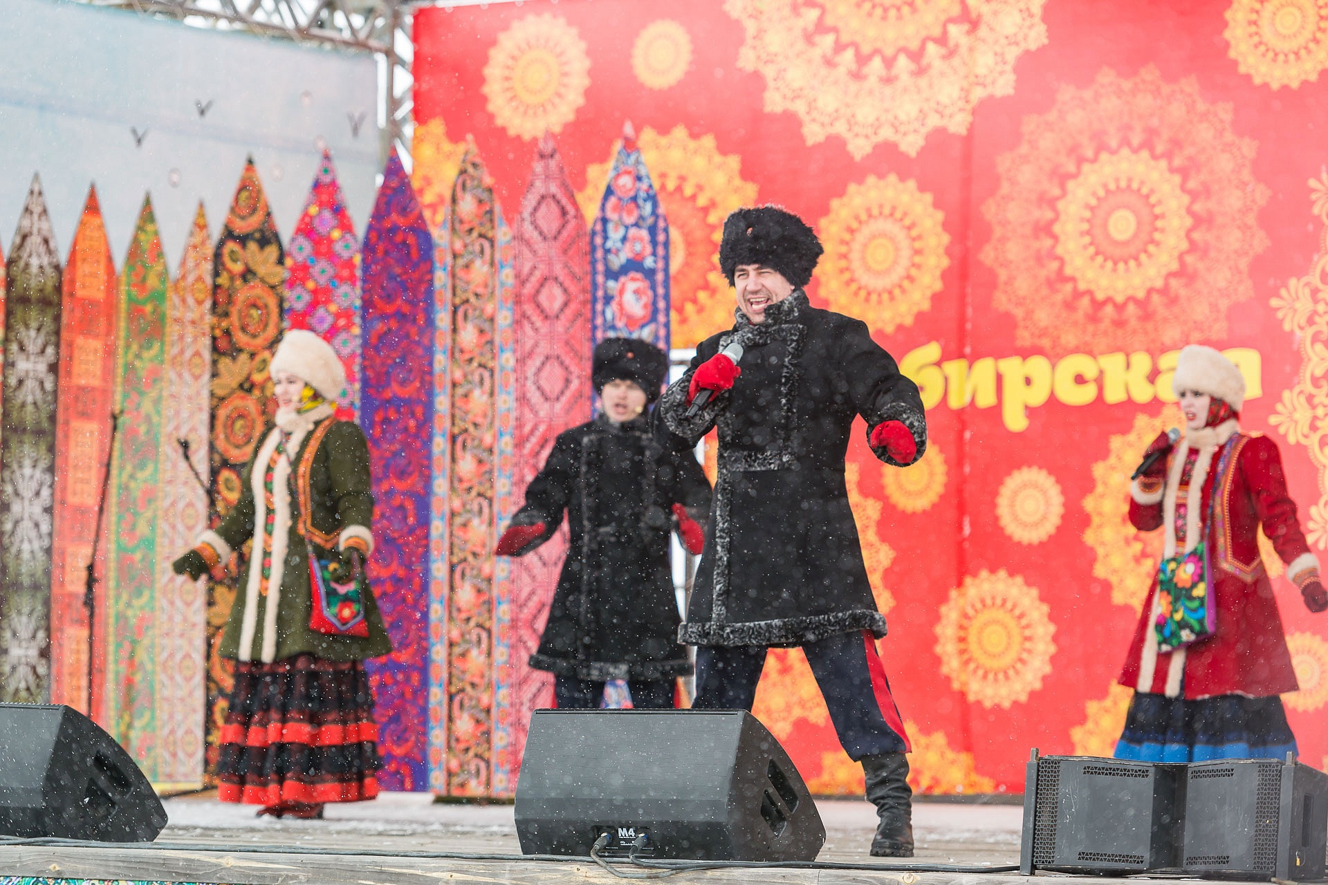 Шумно, ярко, с песнями и хороводами прошла Сибирская Масленица.